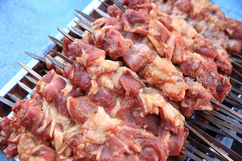 在中国新疆烹饪传统食物烤肉串