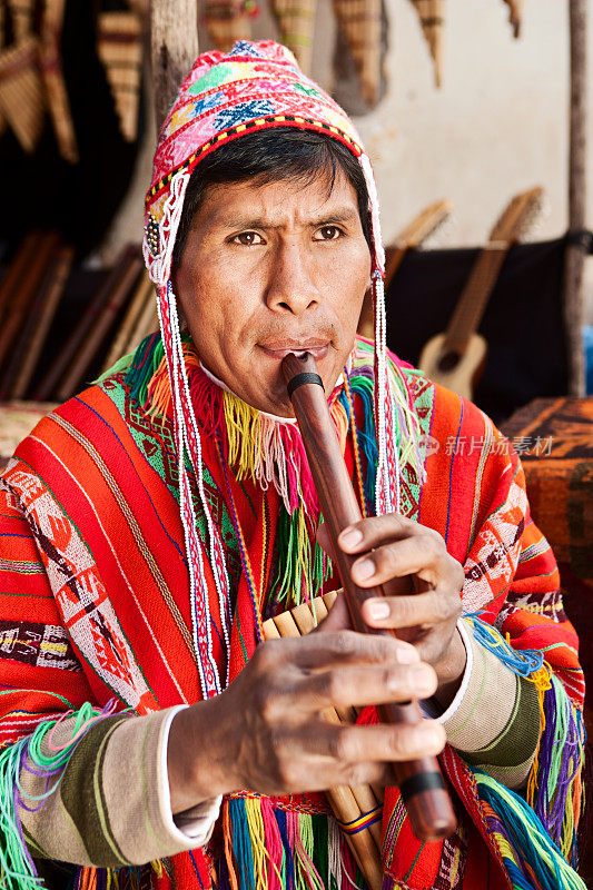秘鲁男子吹笛子的肖像，皮萨克市场，秘鲁