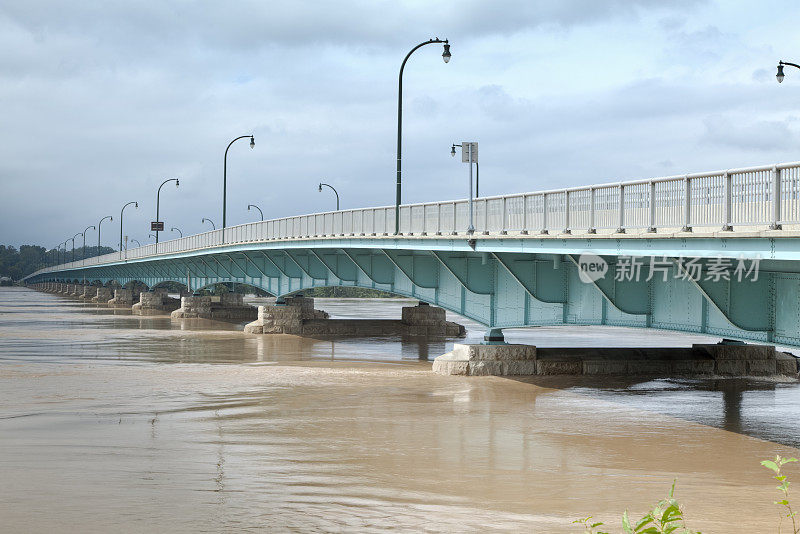 哈里斯堡的哈维泰勒桥在萨斯奎哈纳河上——2011年洪水