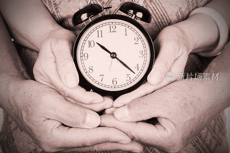 爱的时间:老夫妇抱着钟