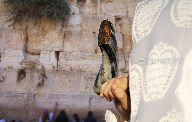 在耶路撒冷西墙吹羊角号