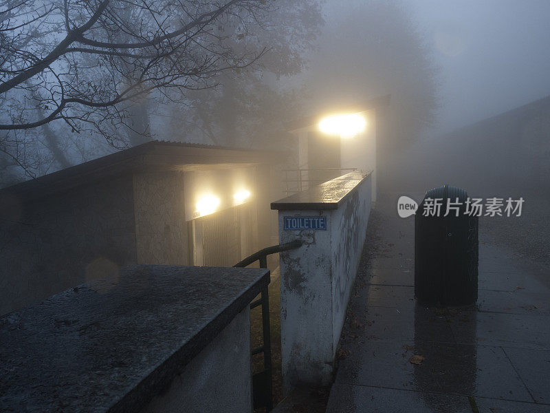 多雾的天气