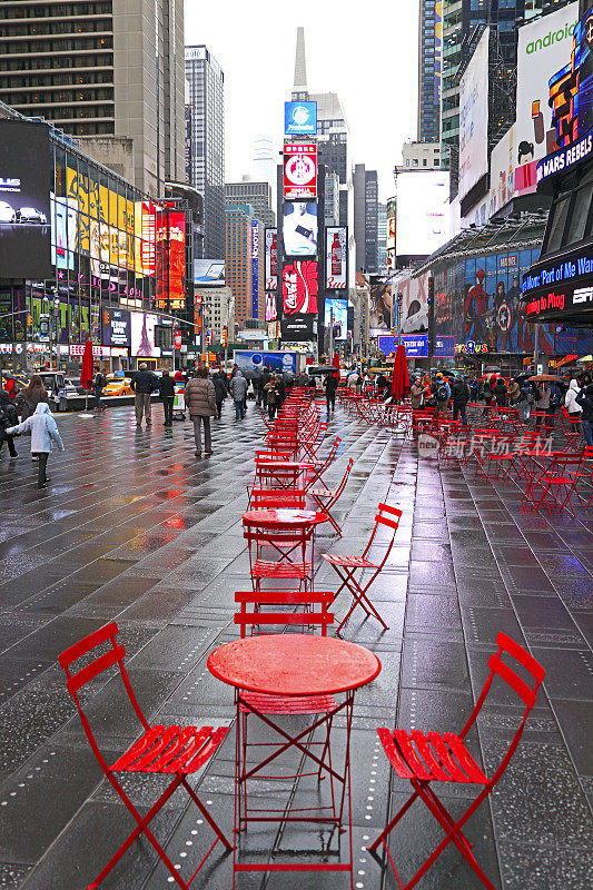 又冷又湿的时代广场上的红色桌椅