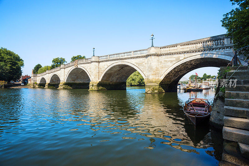 英国伦敦，里士满河畔，有划艇和拱桥