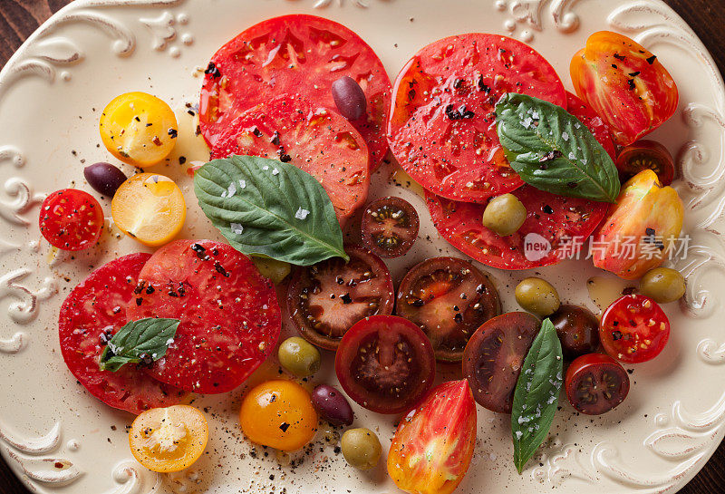 盘子上的番茄和橄榄切片