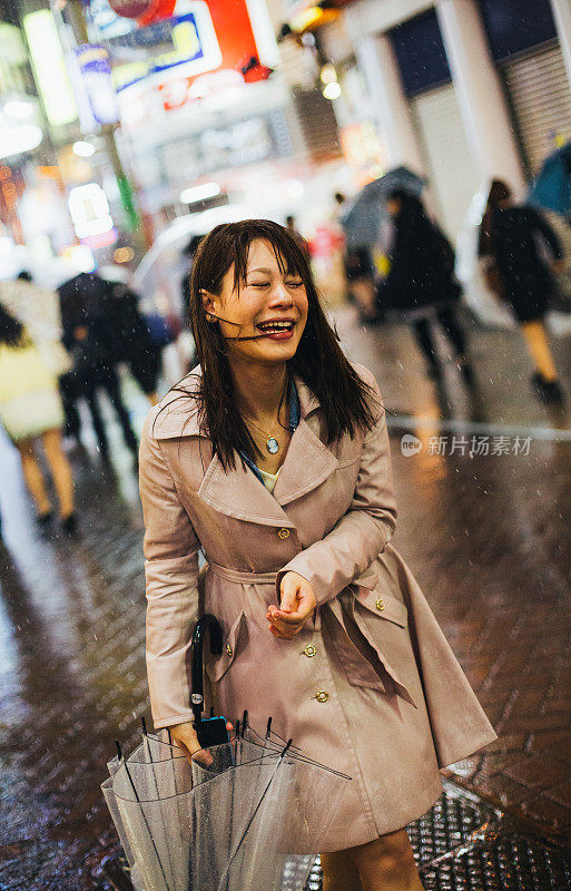 日本女人在外面淋雨