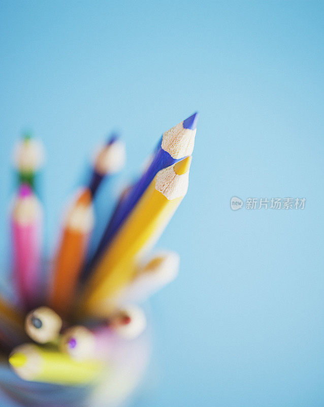 颜色鲜艳的铅笔;注意黄色和蓝色