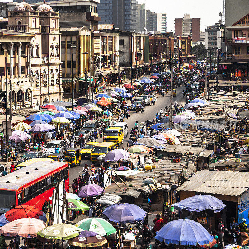 市场街道。拉各斯,尼日利亚。