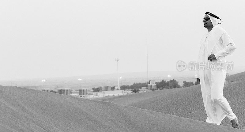 阿拉伯人在迪拜沙丘上散步