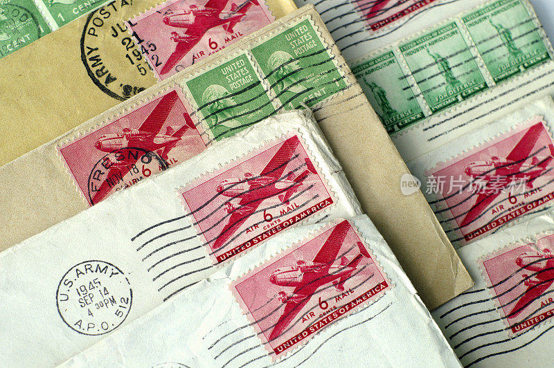 倾斜的旧信件和邮票