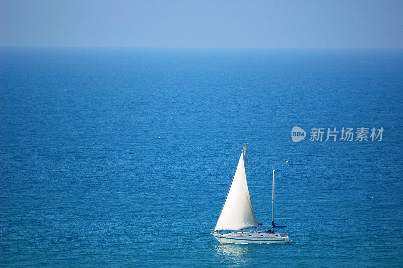 ailboat在海上