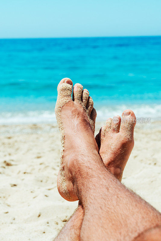 白种人在海滩上放松在夏天靠近蓝色的海