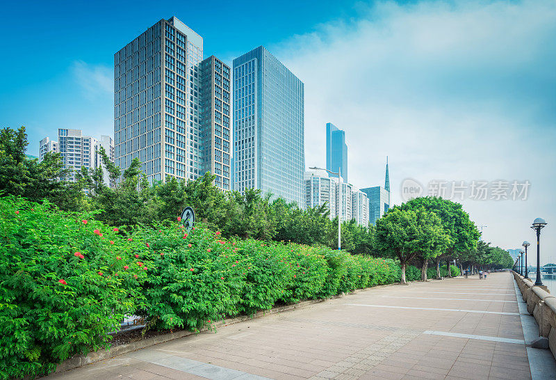 现代城市里空荡荡的现代广场和摩天大楼