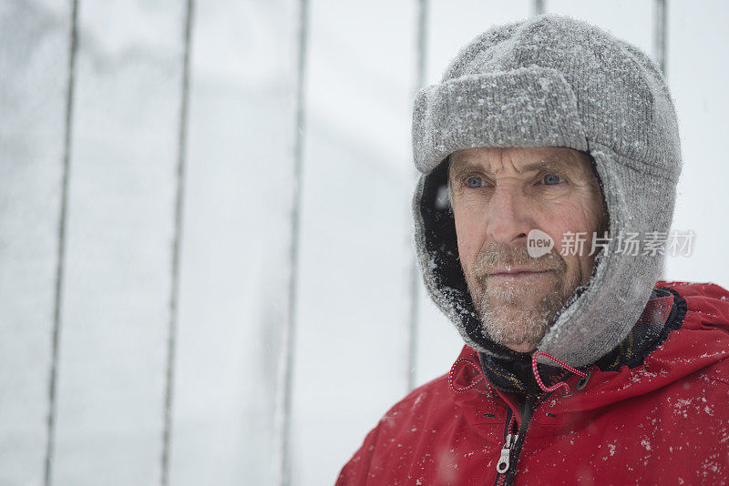 高级男子在营地围栏，下雪，朱利安阿尔卑斯，欧洲