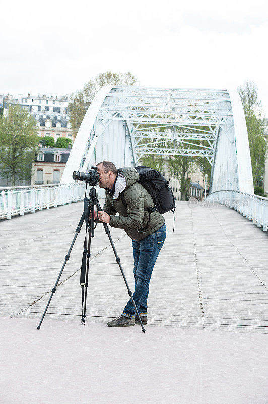 法国巴黎，帕塞拉·德比利的男摄影师