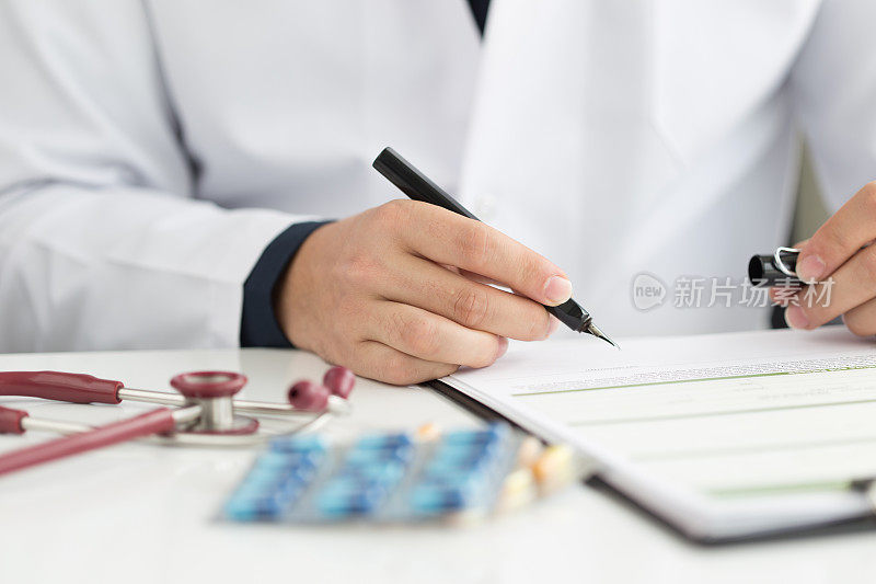 医疗保健和医疗理念:医生亲手填写患者登记表。