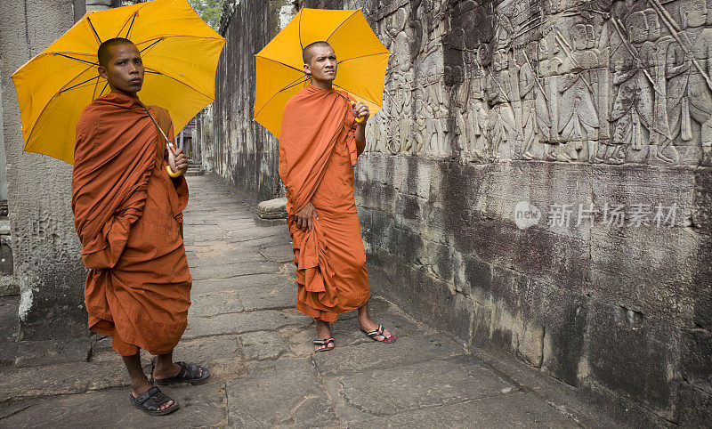 柬埔寨吴哥桑姆和尚的bayon黄色雨伞