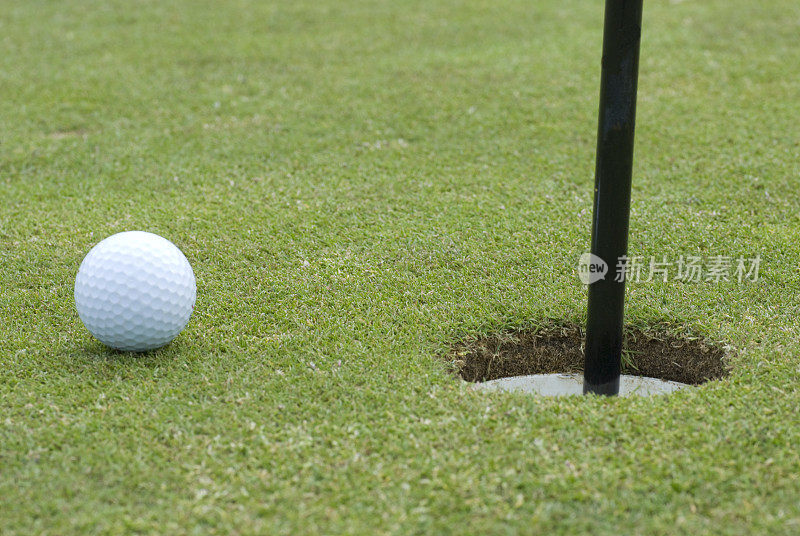 球洞旁边的高尔夫球