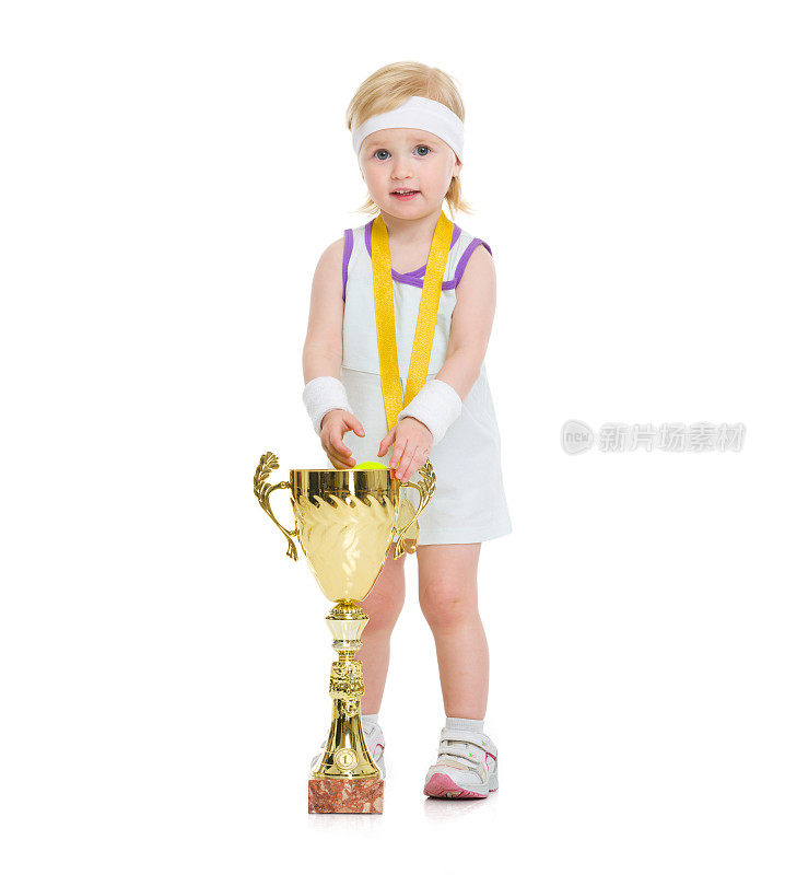 婴儿的肖像在网球服与奖章和高脚杯