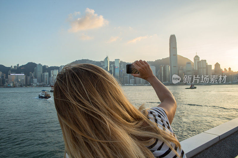 香港一名年轻女子用智能手机拍照