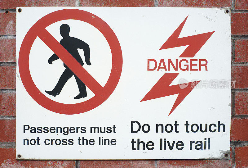 伦敦地铁站的警告标志