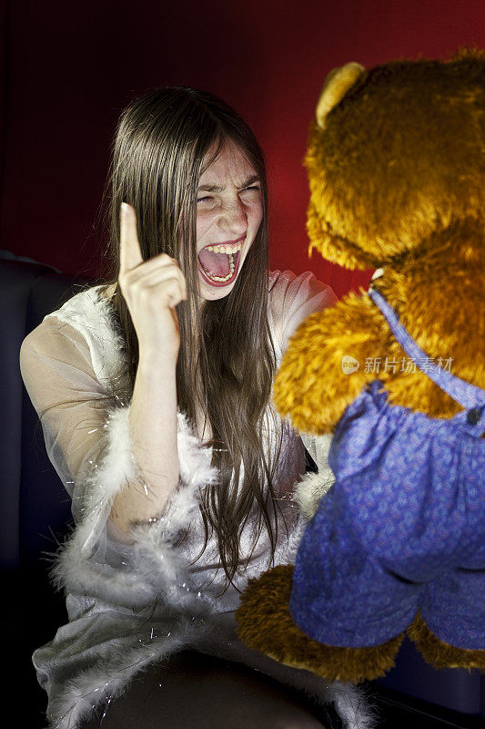 少女对着她的泰迪熊尖叫