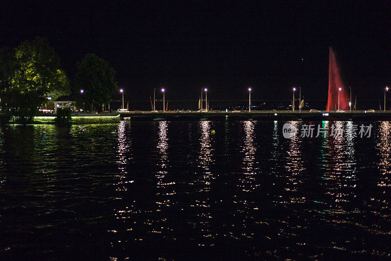晚上的日内瓦湖喷泉
