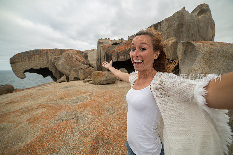 一名年轻女子在澳大利亚著名的岩石上自拍