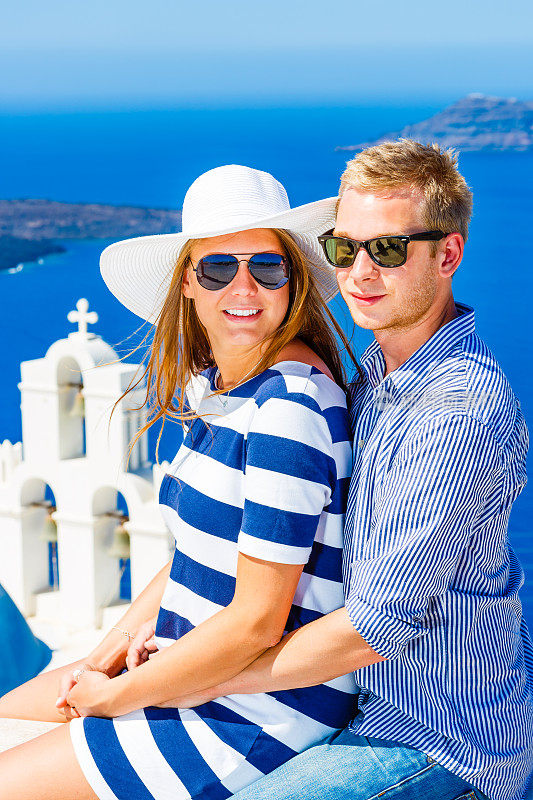希腊圣托里尼岛的一对幸福的年轻夫妇