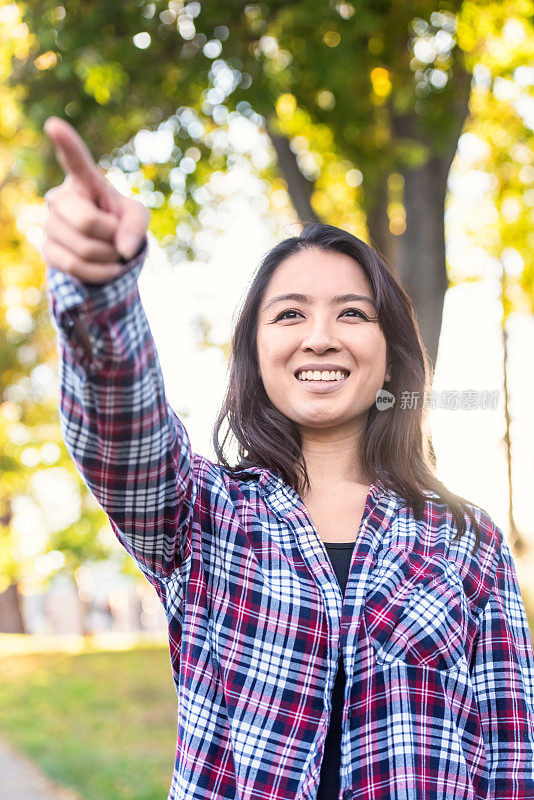 微笑的亚洲女人指着