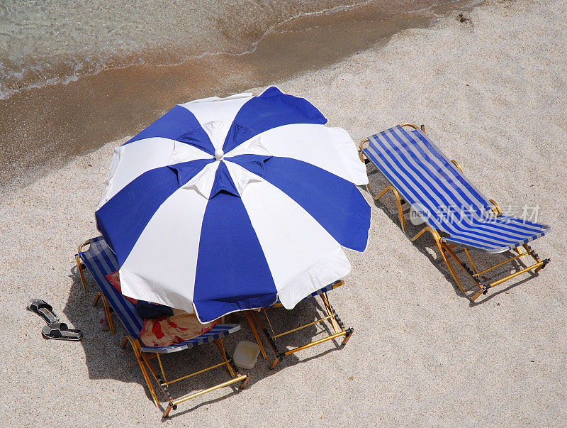 俯瞰的沙滩伞和沙滩椅