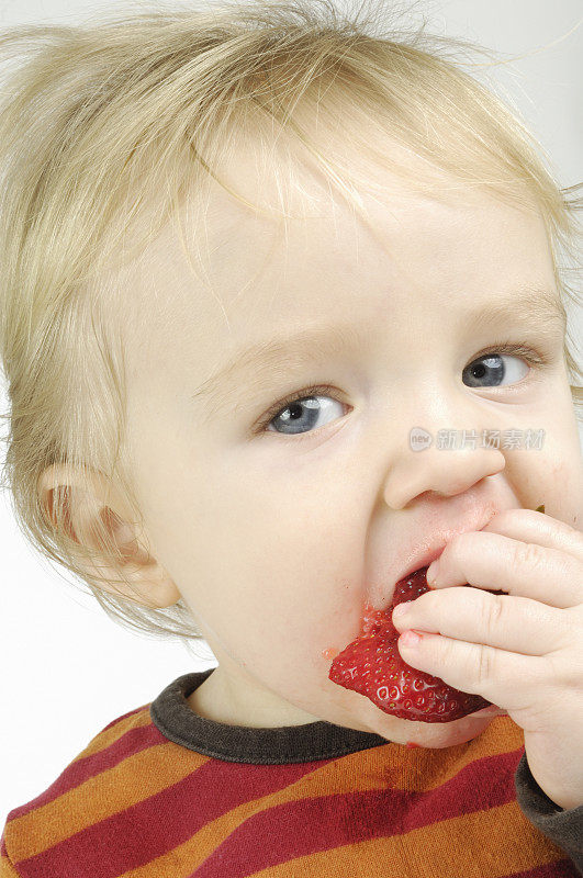 吃一个草莓