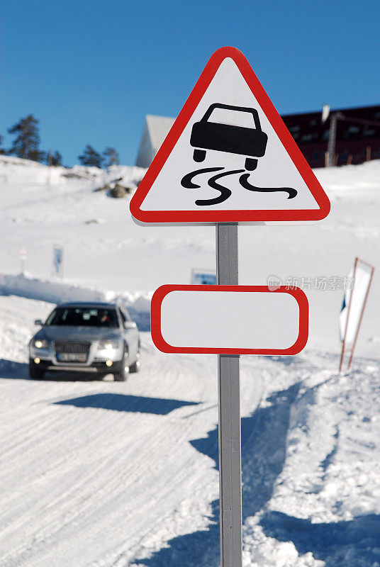 雪下危险道路