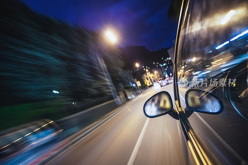 夜晚的城市汽车