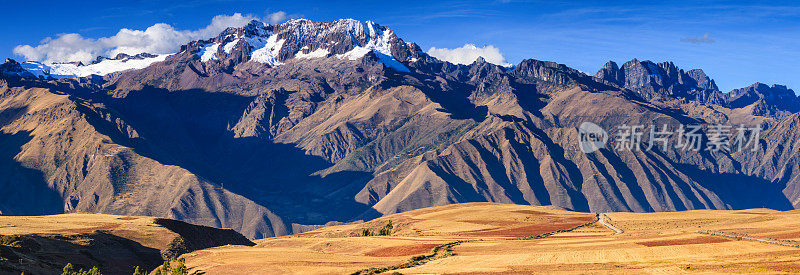 秘鲁高原全景。安第斯的背景