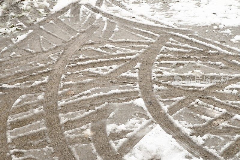 轮胎印在雪和泥上