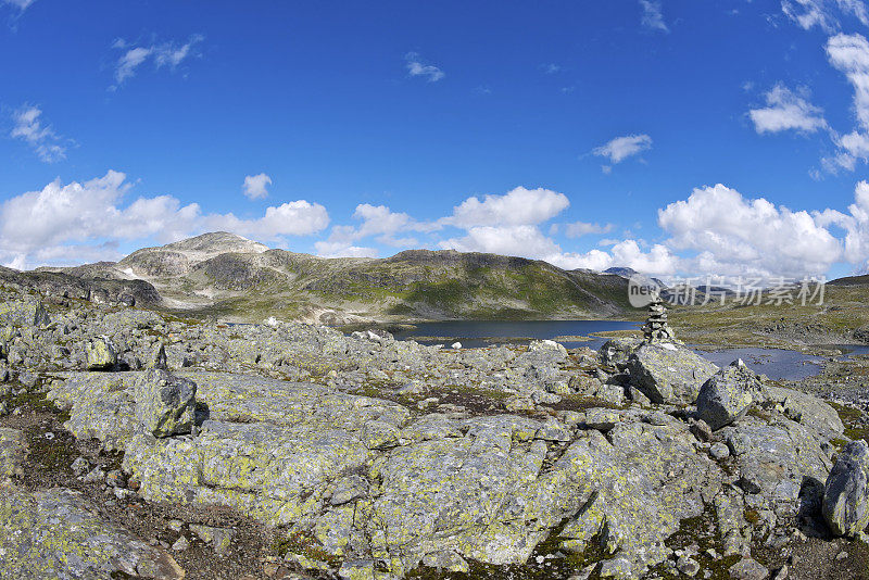 挪威Jotunheimen夏日山脉中布满岩石的徒步小径