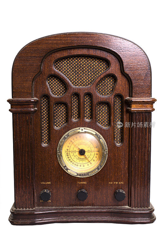 20世纪30年代的老式收音机用白色隔绝。