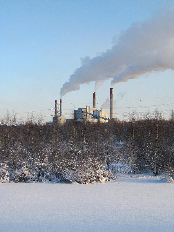发电厂在寒冷的冬天