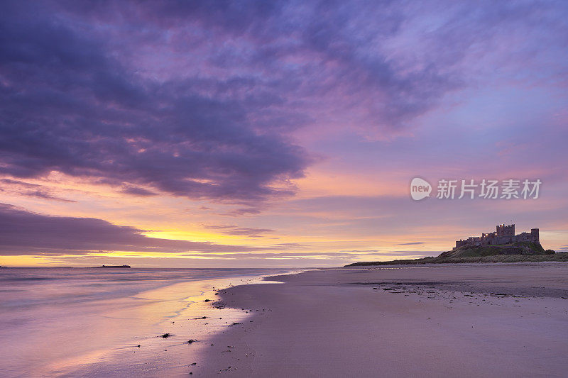 英国诺森伯兰郡班堡城堡海滩上的日出