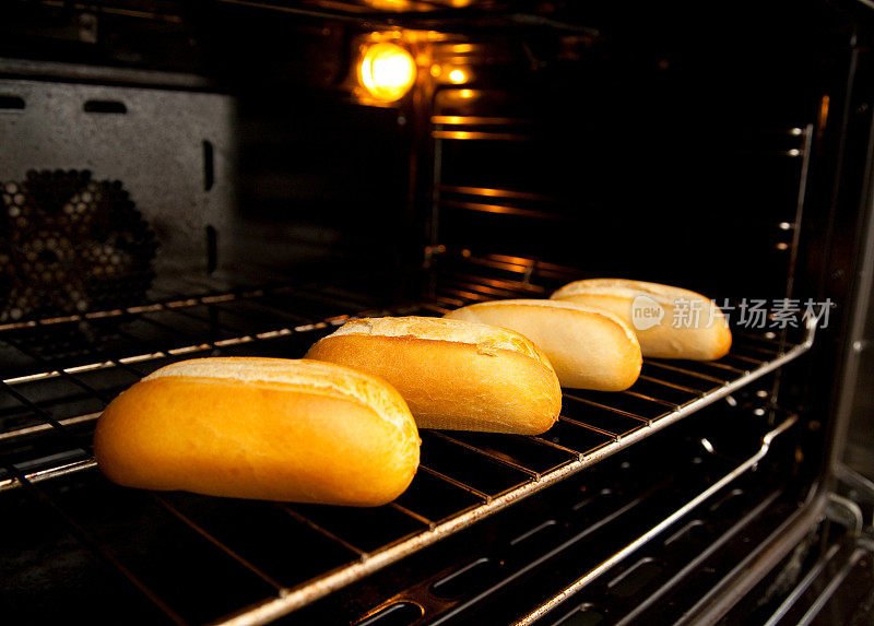 在家用烤箱中烘烤的金色面包卷