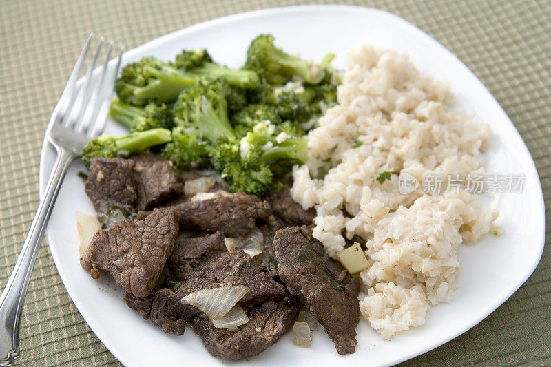 芝麻牛肉炒花椰菜饭