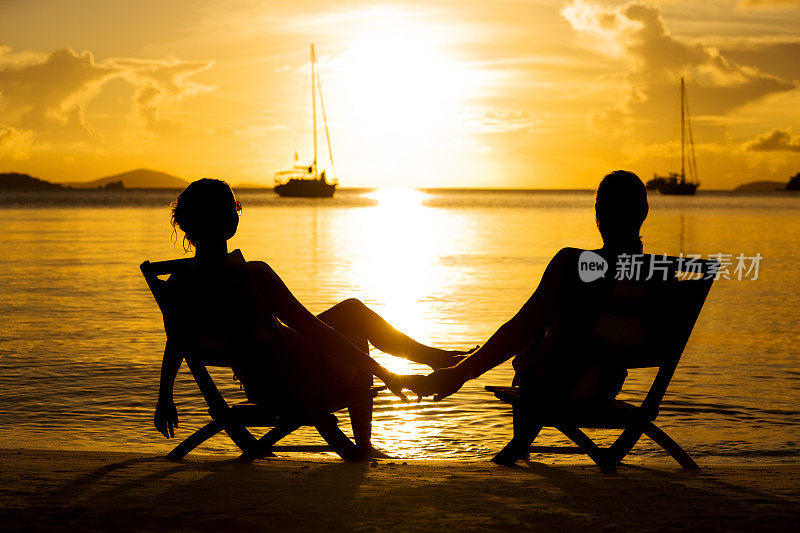 一对夫妇在加勒比海海滩上看日落