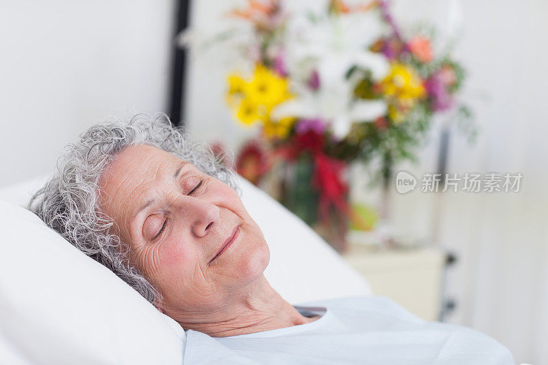 躺在医院病床上昏昏欲睡的老妇人