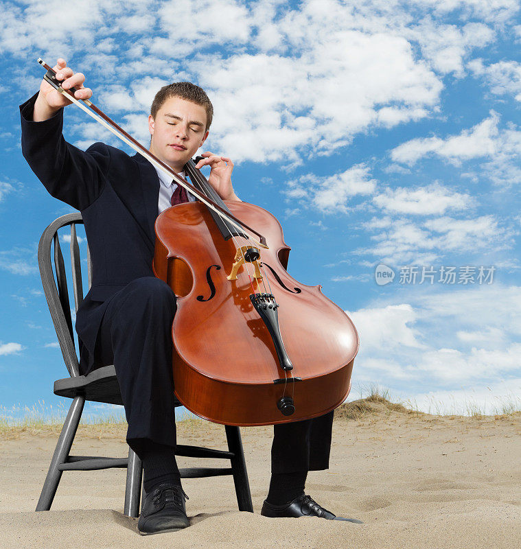 一个年轻人在沙漠中拉大提琴