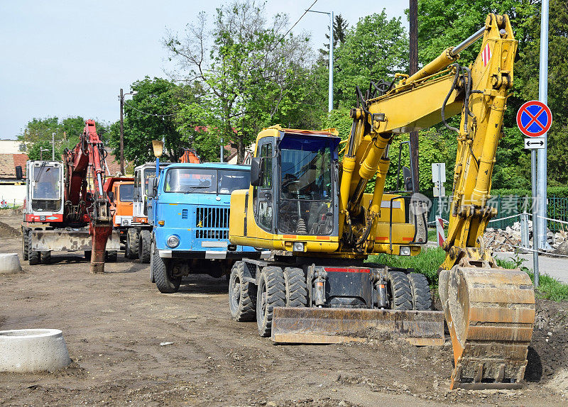 挖掘机和卡车在道路建设