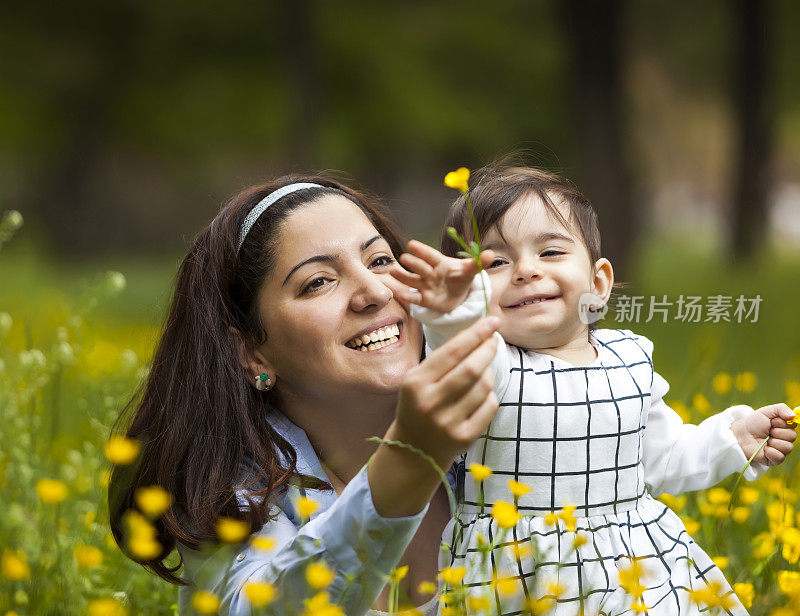 妈妈和女儿在公园玩得很开心