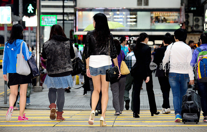 行人在傍晚穿过香港街道