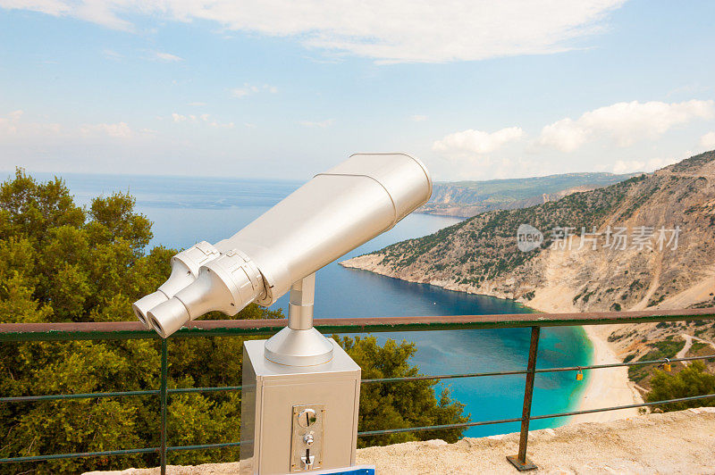 凯法洛尼亚神奇Myrtos海滩上方的双目望远镜