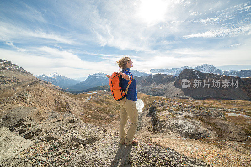 徒步旅行者在山顶上庆祝